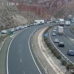 Cortan el tráfico en la A-7, a la altura de Lorca, tras la caída de un cargamento de naranjas