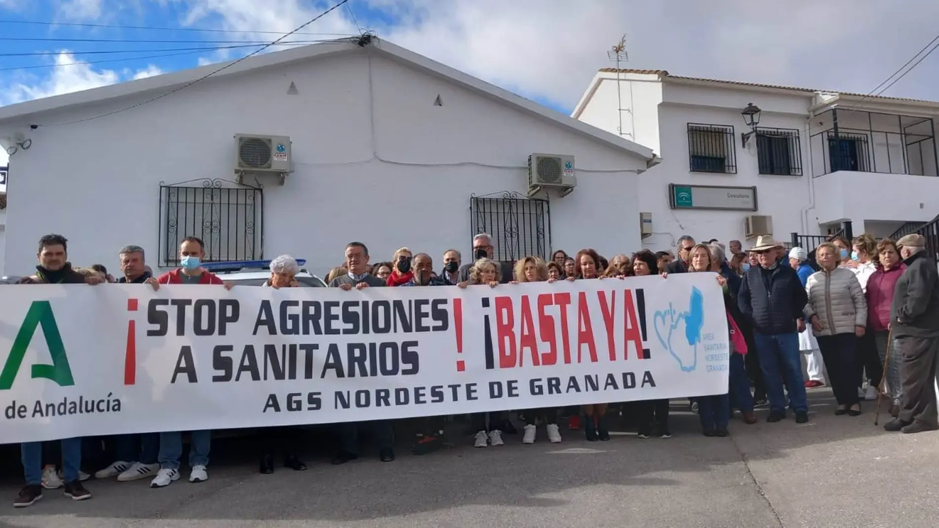 Concentración contra una agresión en el centro de salud de Benalúa