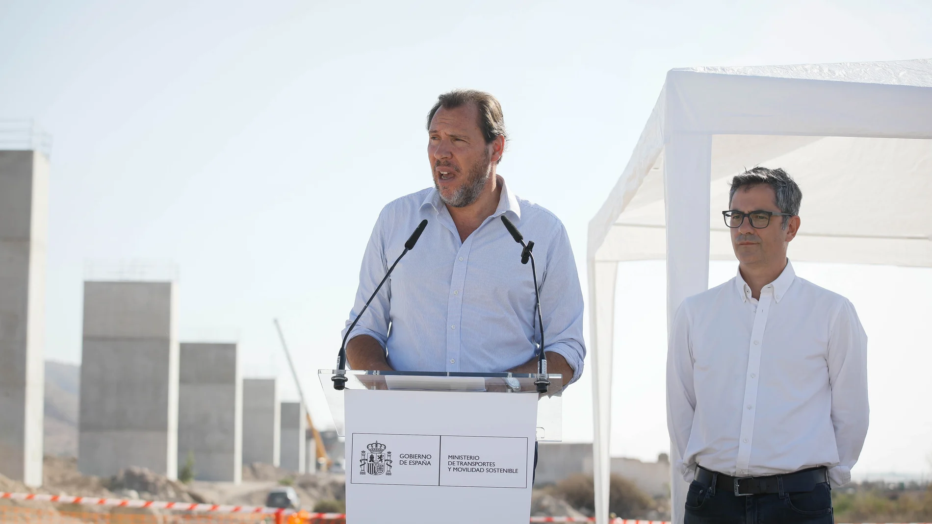 El ministro de Transportes y Movilidad Sostenible, Óscar Puente (i), y el ministro de la Presidencia, Justicia y Relaciones con las Cortes, Felix Bolaños (d), atienden a los medios tras la visita a las obras de la línea de alta velocidad. A 13 de agosto de 2024, en Níjar, Almería (Andalucía, España). Los ministros Félix Bolaños y Óscar Puente han visitado en la mañana de este martes las obras del Viaducto Barranco del Cebollero de la línea de alta velocidad de la línea de alta velocidad de Al...