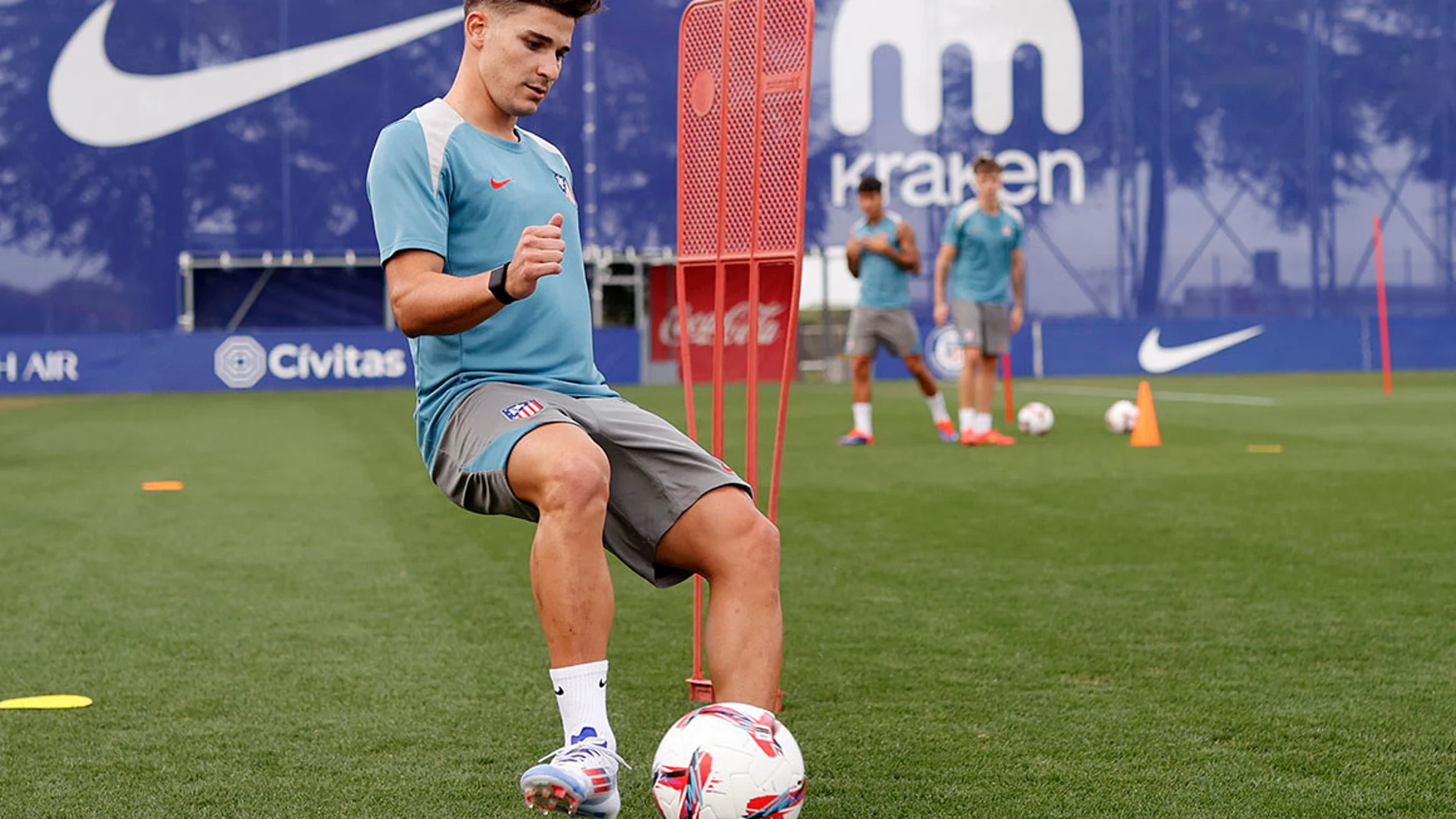 MAJADAHONDA (MADRID), 13/08/2024.- El delantero argentino Julián Álvarez durante su primer entrenamiento con su nuevo equipo, el Atlético de Madrid, este martes en el Centro Deportivo Majadahonda. EFE/AtleticodeMadrid SOLO USO EDITORIAL/SOLO DISPONIBLE PARA ILUSTRAR LA NOTICIA QUE ACOMPAÑA (CRÉDITO OBLIGATORIO)