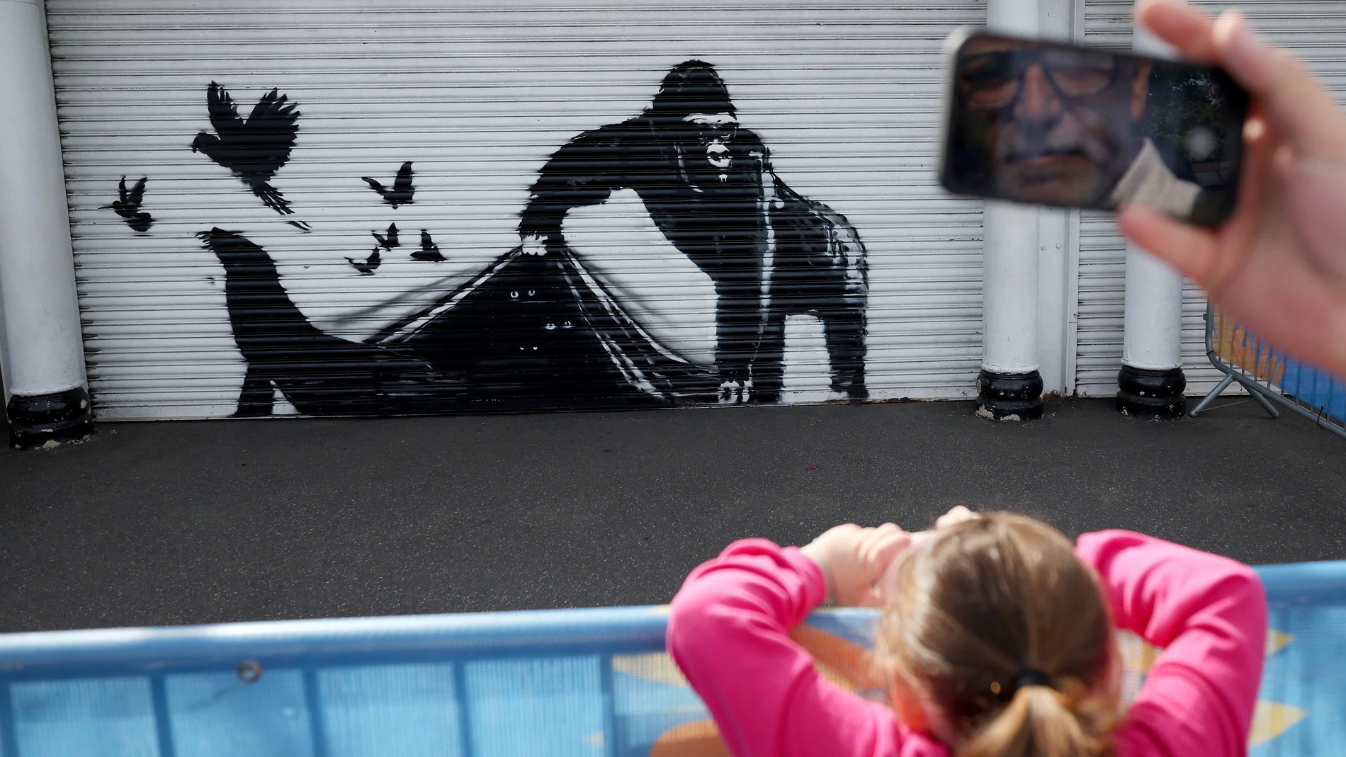 London (United Kingdom), 13/08/2024.- People view the ninth confirmed animal Banksy artwork at the London Zoo in Camden, north London, Britain, 13 August 2024. It'Äôs the ninth animal artwork the British artist has released in nine days across London. (Reino Unido, Londres) EFE/EPA/ANDY RAIN