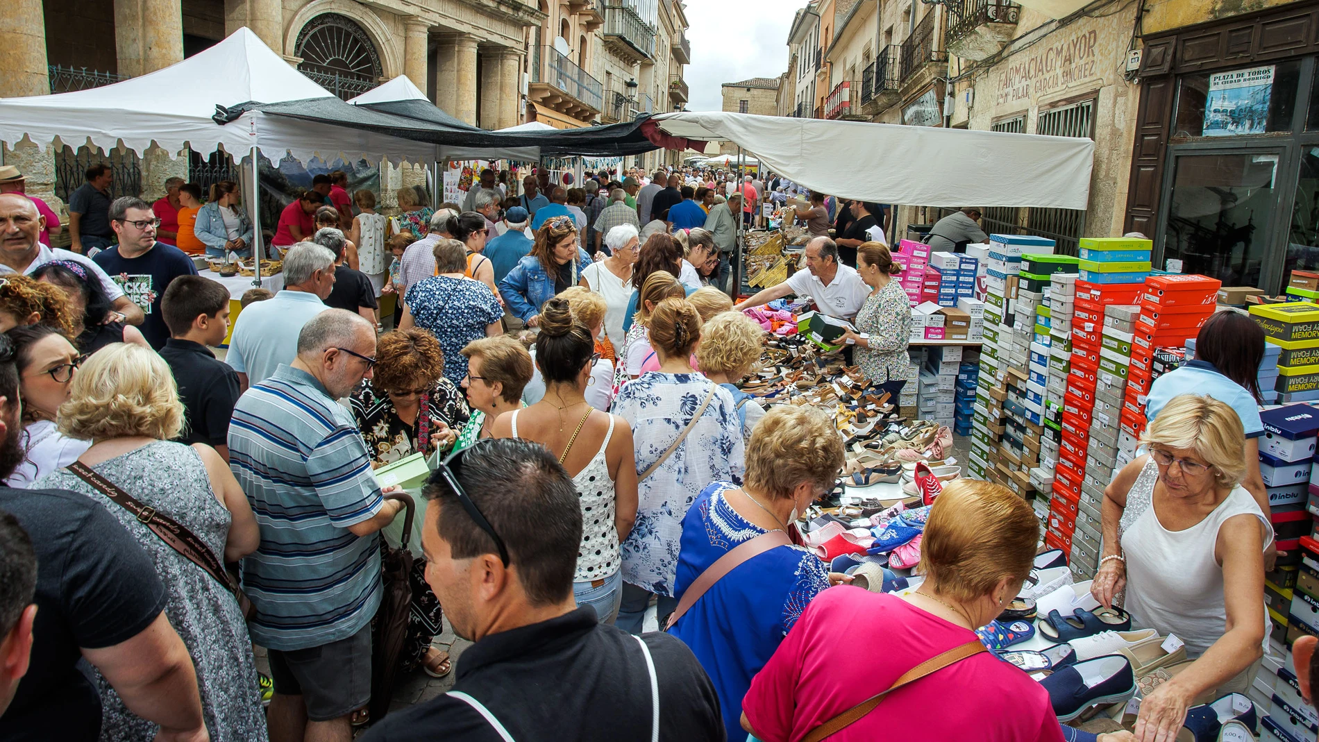 El comercio de Ciudad Rodrigo bulle con su Martes Mayor
