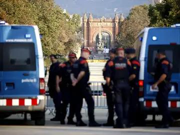 El pequeño sector de mossos independentistas hace una recolecta para ayudar a los agentes detenidos por ayudar en la fuga de Puigdemont El pequeño sector de mossos independentistas hace una recolecta para ayudar a los agentes detenidos por ayudar en la fuga de Puigdemont
