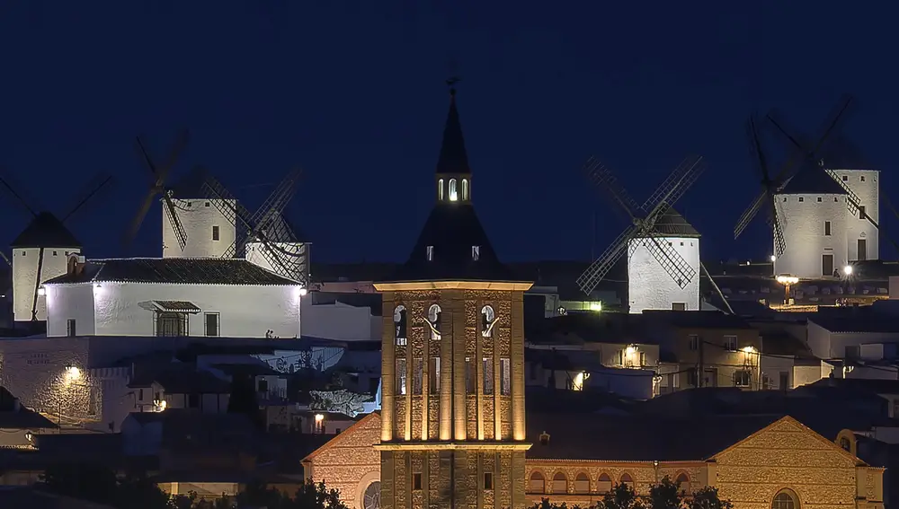 Vista nocturna de Campo de Criptana