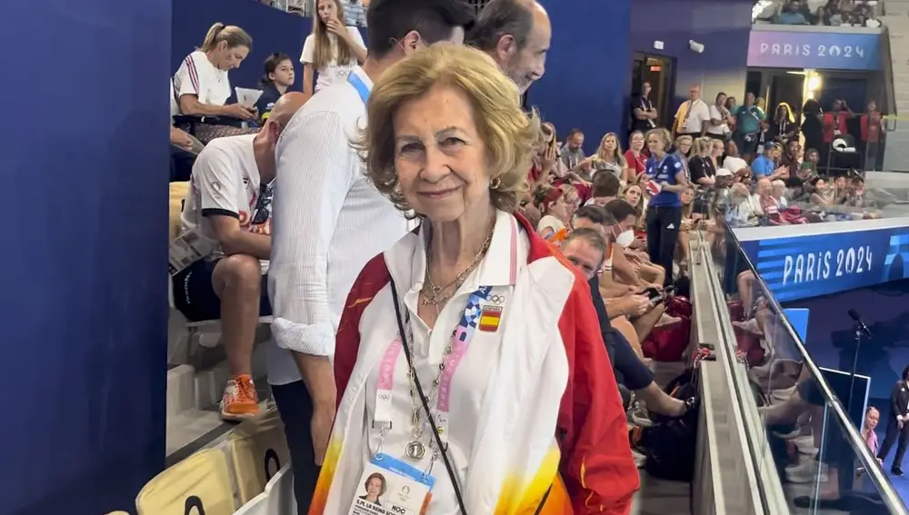 La reina Sofía asiste a la competición de Natación Artística en los Juegos Olímpicos de París.