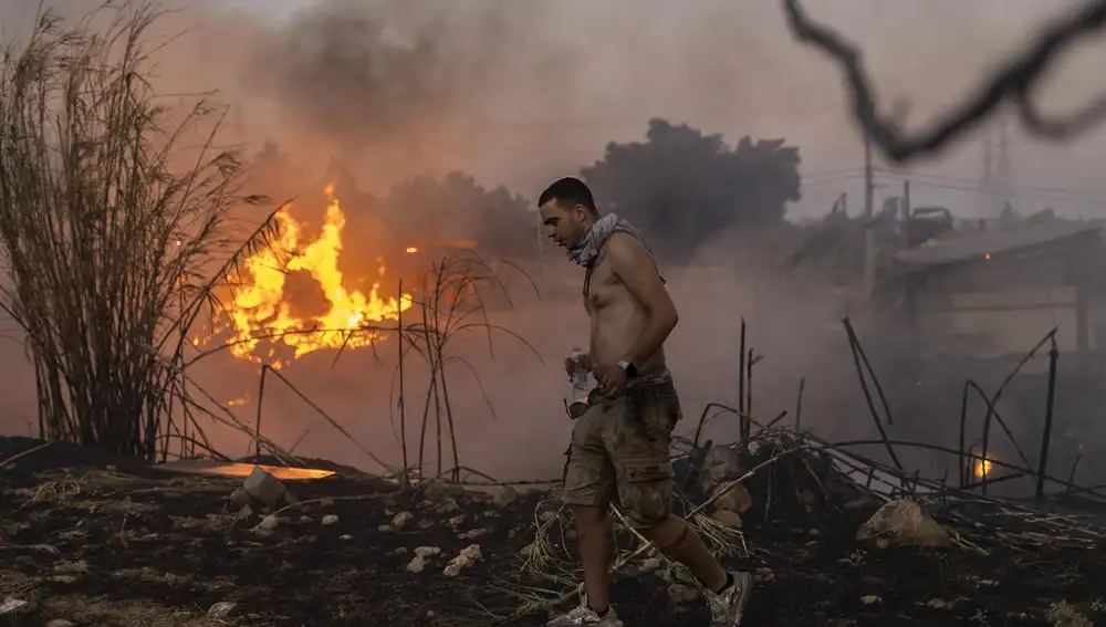 El incendio que afecta a la zona de Atenas se cobra su primera víctima mortal