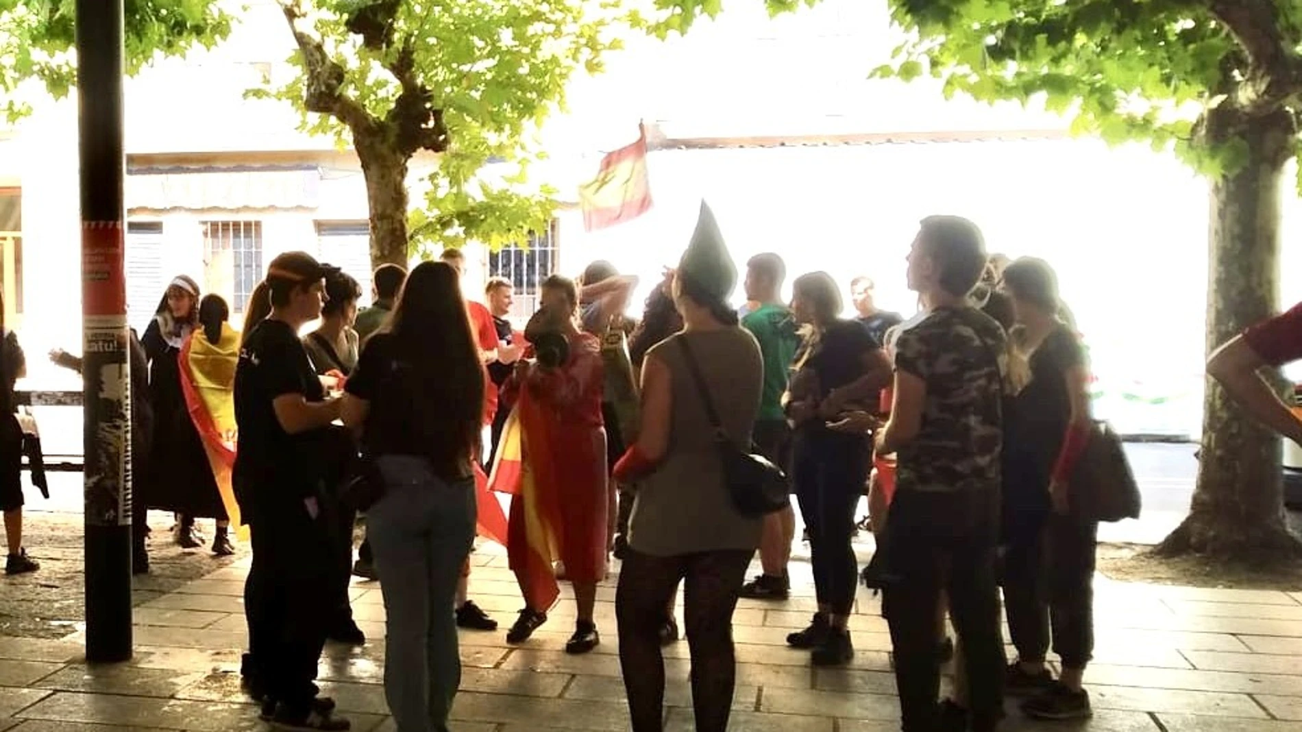 Imágenes del "Día del inútil" donde los jóvenes abertzales se disfrazaron de militares, monjas o aficionados de la selección española.