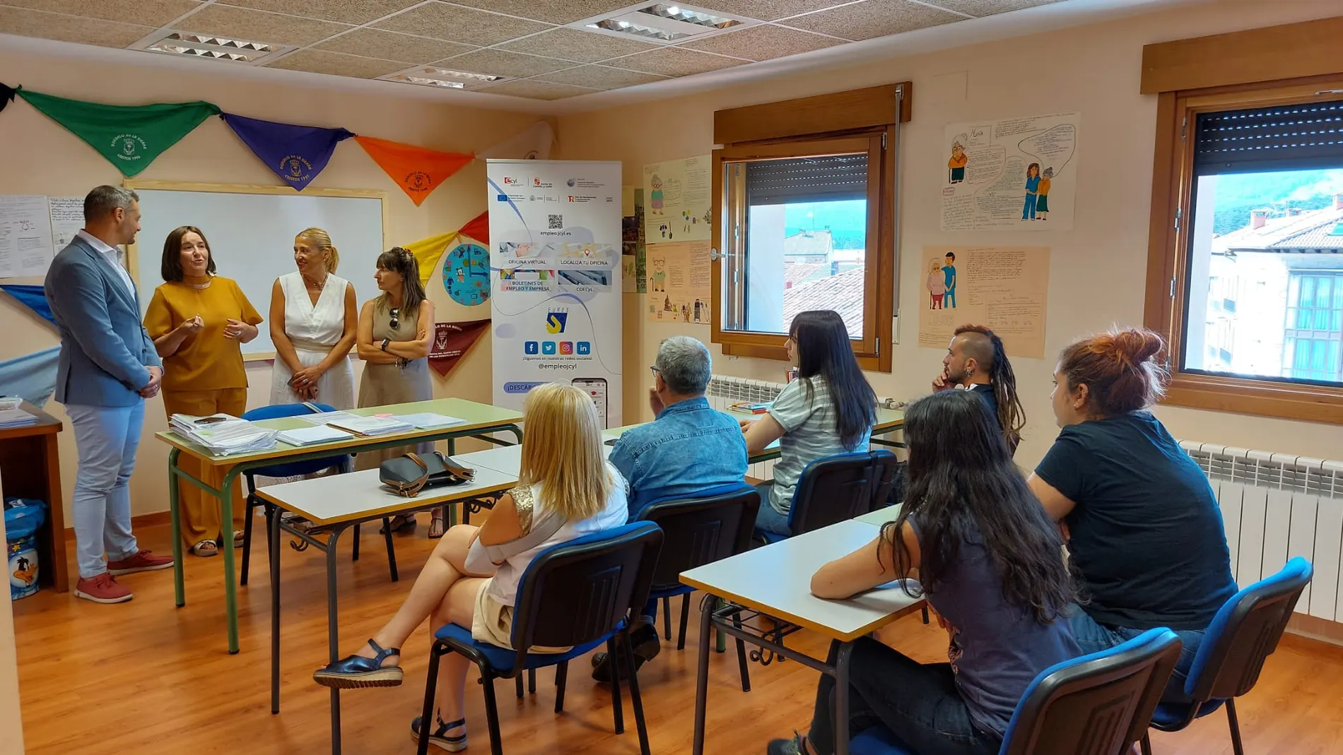 El gerente del Servicio Público de Empleo de Castilla y León, Jesús Blanco, y la alcaldesa de Duruelo de la Sierra, Cristina Rubio, han visitado hoy, junto a la delegada territorial de la Junta en Soria, Yolanda de Gregorio, el programa mixto de Formación y Empleo que se desarrolla en este municipio soriano desde el pasado mes de abril.