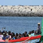 Arriba una patera por sus propios medios al muelle de La Restinga (El Hierro) con 97 personas a bordo