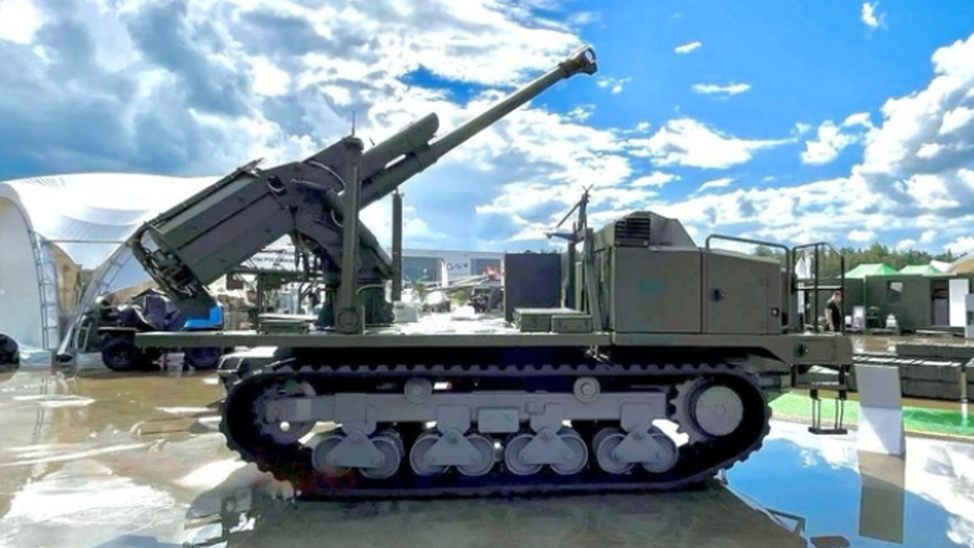 Rusia presenta el primer vehículo de artillería no tripulado del mundo armado con un cañón de 122 mm.