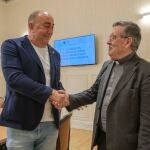 Firma del convenio entre Miguel Ángel de Vicente y el vicario general de la Diócesis, Ángel Galindo
