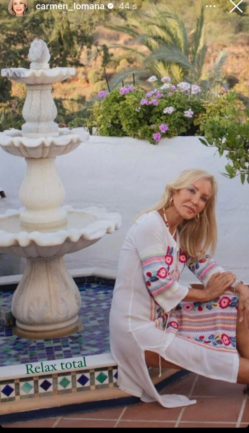 El look de Carmen Lomana en su casa de Marbella.