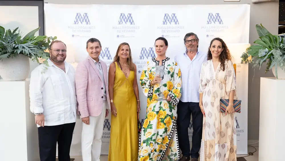 Celia y Francesco junto a los fundadores de Mallorquines de Verano, Toni Ferrer y Tommy Ferragut, y miembros de la asociación MdV Mar Aldeguer y Vanesa Sánchez