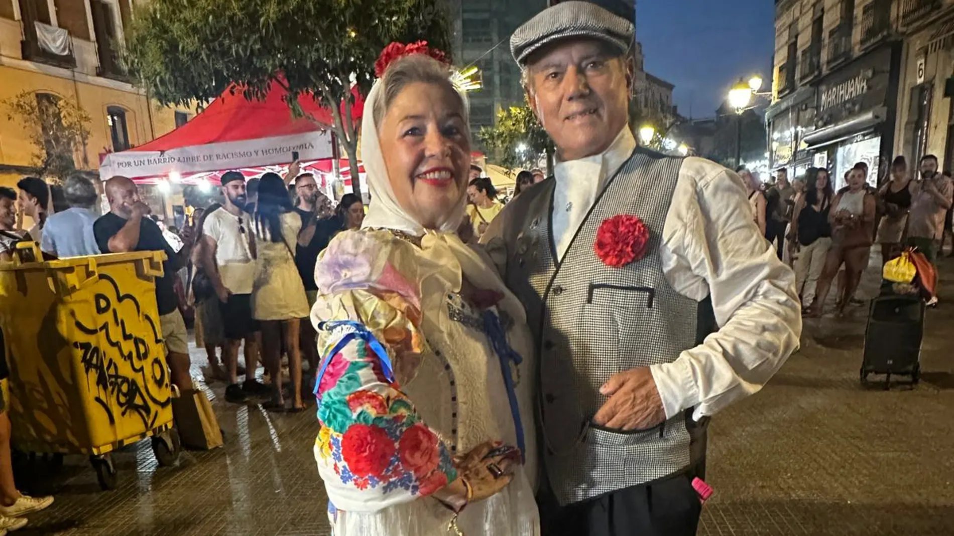 Araceli Lorenzo y Antonio Sánchez, en la Plaza de Cascorro, estos días atrás, bailando el chotis por San Cayetano