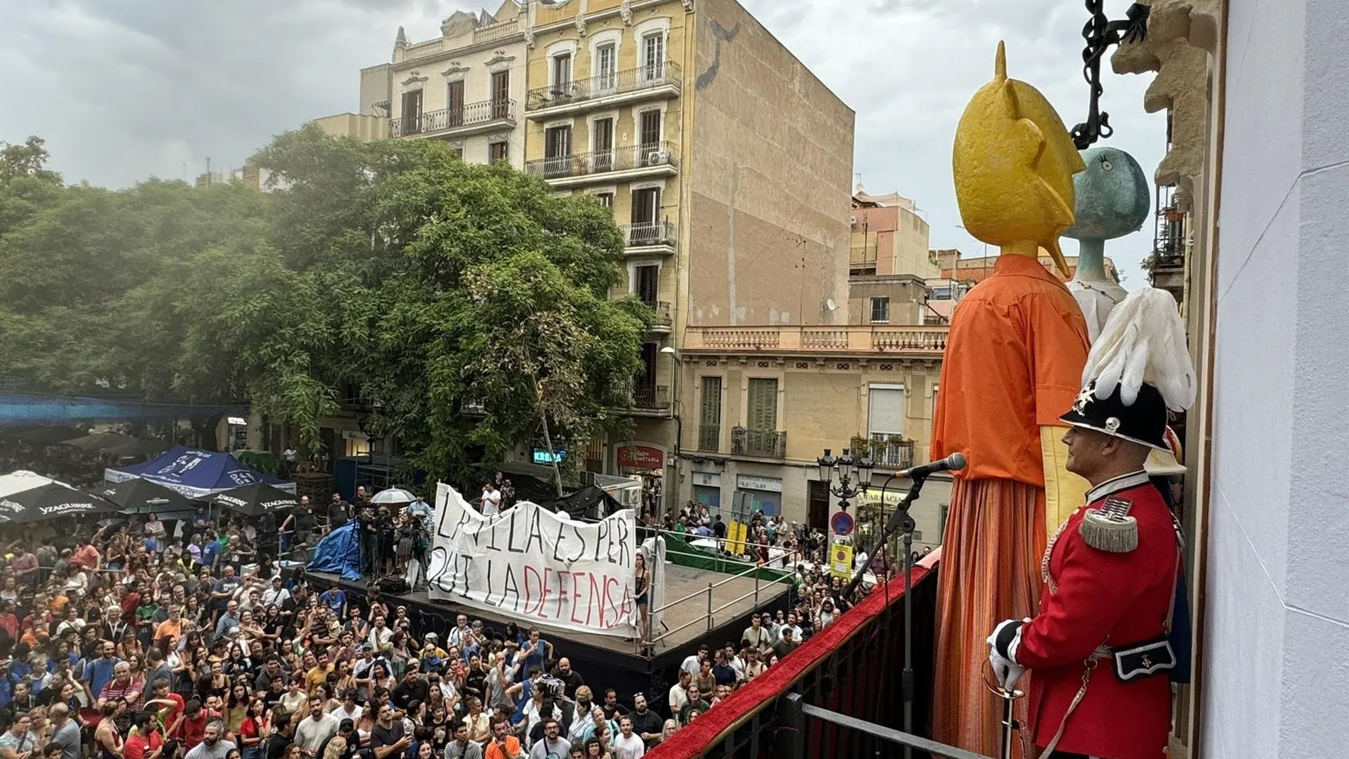El 'gegantons' dedican el pregón de las fiestas de Gràcia de Barcelona al problema de la vivienda