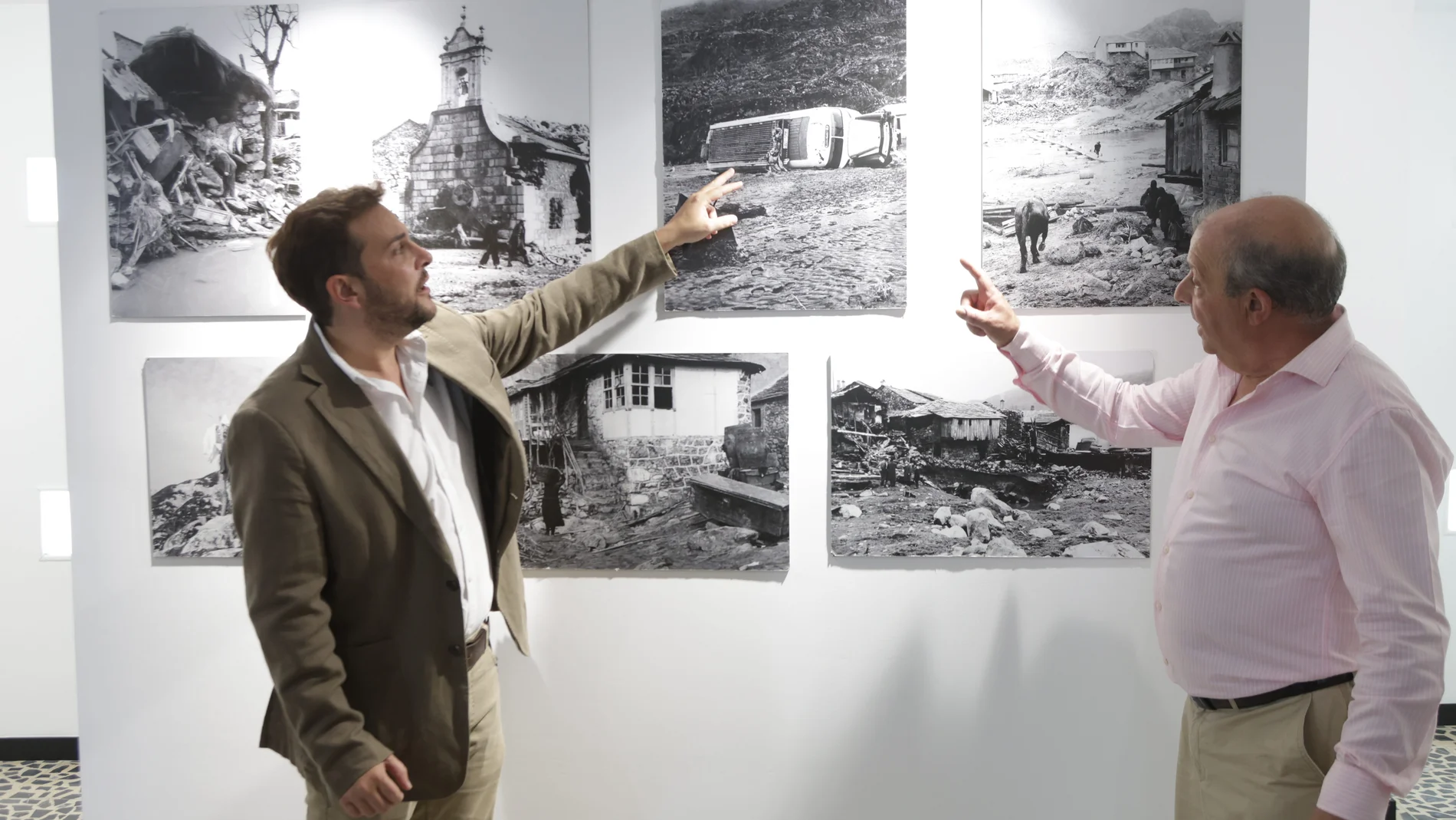 El presidente en funciones de la Diputación de Zamora y diputado de Cultura, Educación y Turismo, Víctor López, y el vicepresidente segundo y diputado provincial por Sanabria-La Carballeda, Ramiro Silva, asisten a la Inauguración de la Exposición Fotográfica del Museo de la Memoria de Ribadelago.