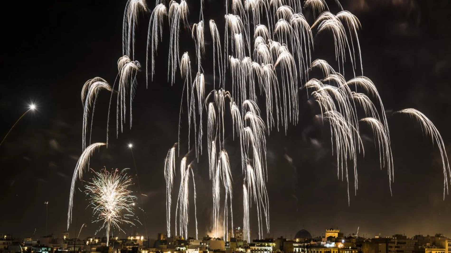 Nit de l’Albà en Elche (Alicante), y el cielo cambió de forma