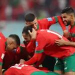 Jugadores del equipo marroquí de fútbol celebran un gol