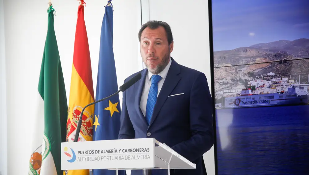 Óscar Puente visita las obras de acceso al Puerto de Almería y preside la reunión del Consejo
