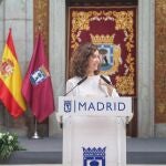 Ayuso y Almeida participan en la entrega de las Palomas de Bronce-Bomberos de Madrid