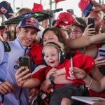 Marc Márquez se hace fotos con un grupo de aficionados