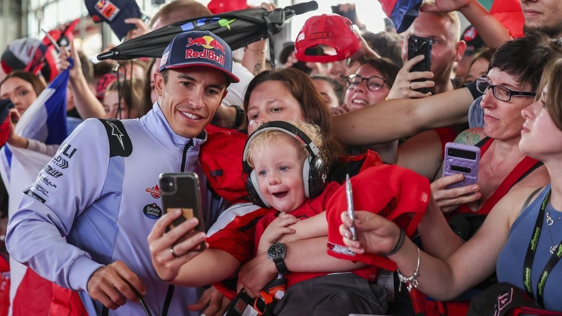 Marc Márquez se hace fotos con un grupo de aficionados
