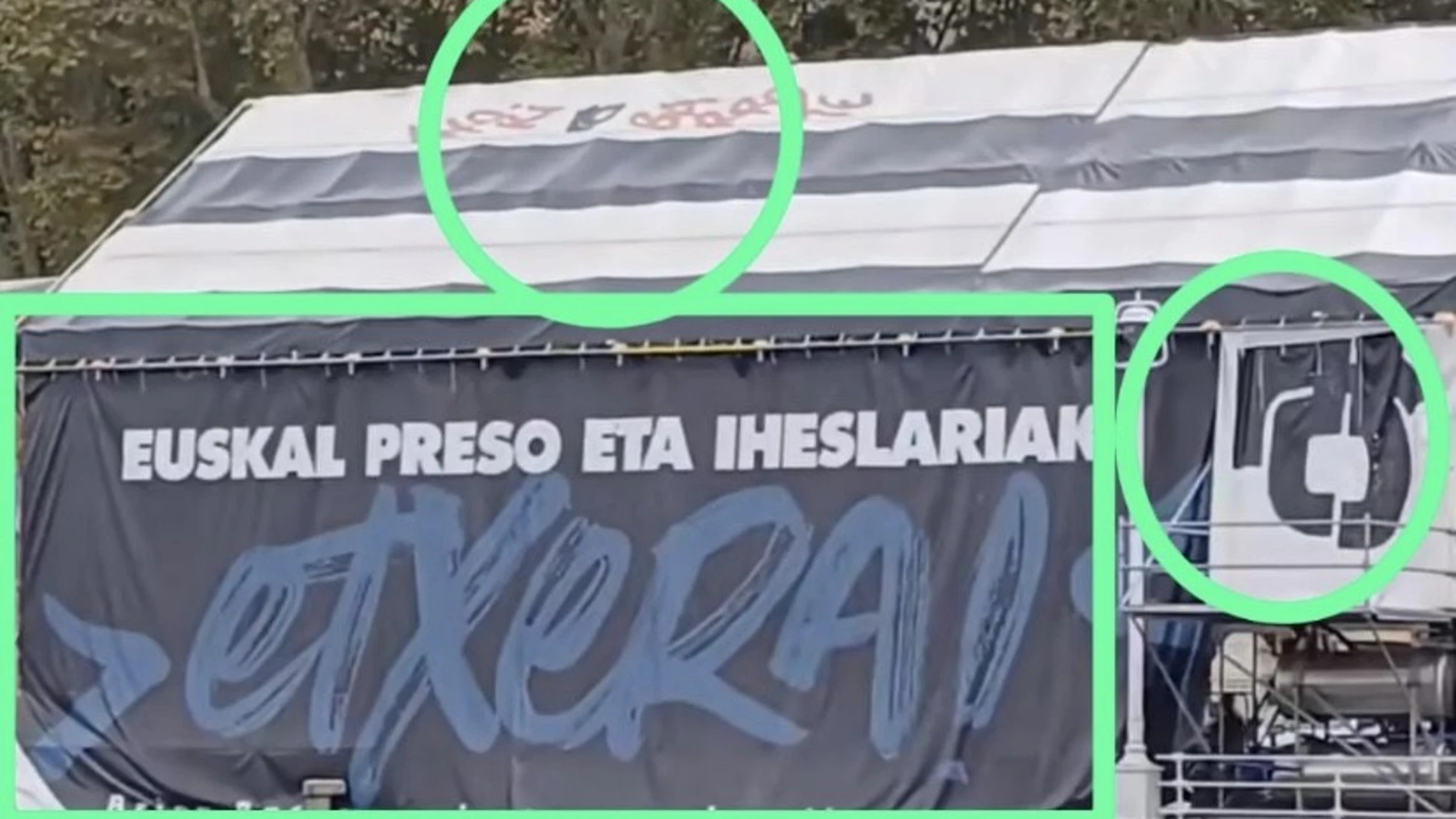 Imagen de una de las casetas donde se aprecian logos que reclaman la amnistía de los presos etarras.