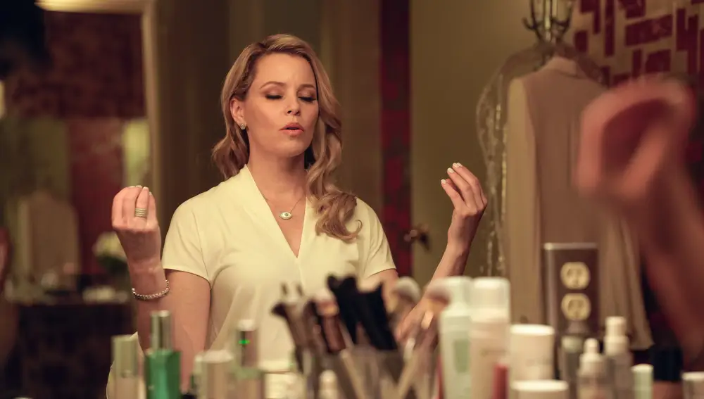 Elizabeth Banks y Luis Gerardo Méndez rivalizan por el imperio de la belleza en 'Skincare'