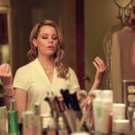 Elizabeth Banks y Luis Gerardo Méndez rivalizan por el imperio de la belleza en 'Skincare'