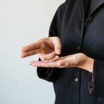 A diferencia de lo que muchos podrían pensar, la lengua de signos no es universal; cada país tiene su propia versión