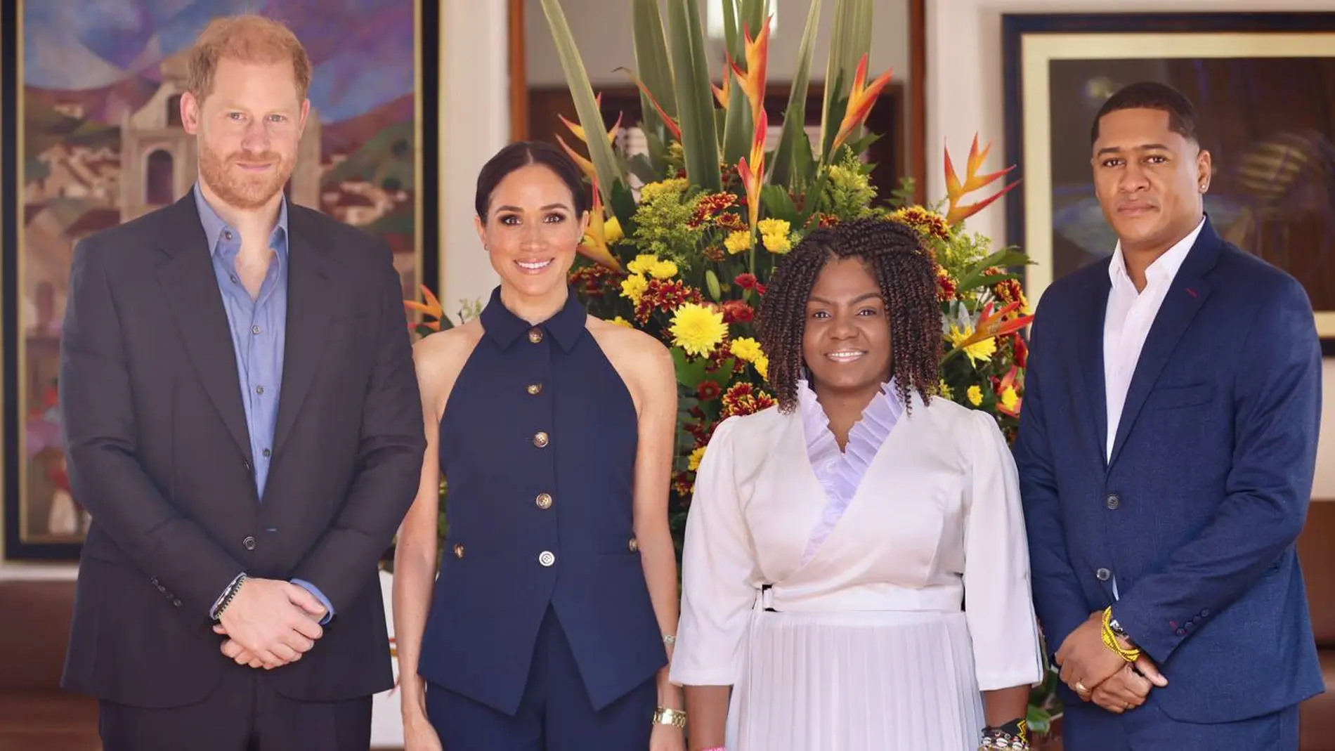 AME531. BOGOTÁ (COLOMBIA), 15/08/2024.- Fotografía cedida por la vicepresidencia de Colombia que muestra a los duques de Sussex, el príncipe Enrique (i) y Meghan (2-i), posando en su encuentro con la vicepresidenta de Colombia Francia Márquez (2-d) y su pareja Rafael Yerney Pinillo este jueves, en Bogotá (Colombia). EFE/ Vicepresidencia de Colombia /SOLO USO EDITORIAL/ SOLO DISPONIBLE PARA ILUSTRAR LA NOTICIA QUE ACOMPAÑA (CRÉDITO OBLIGATORIO)