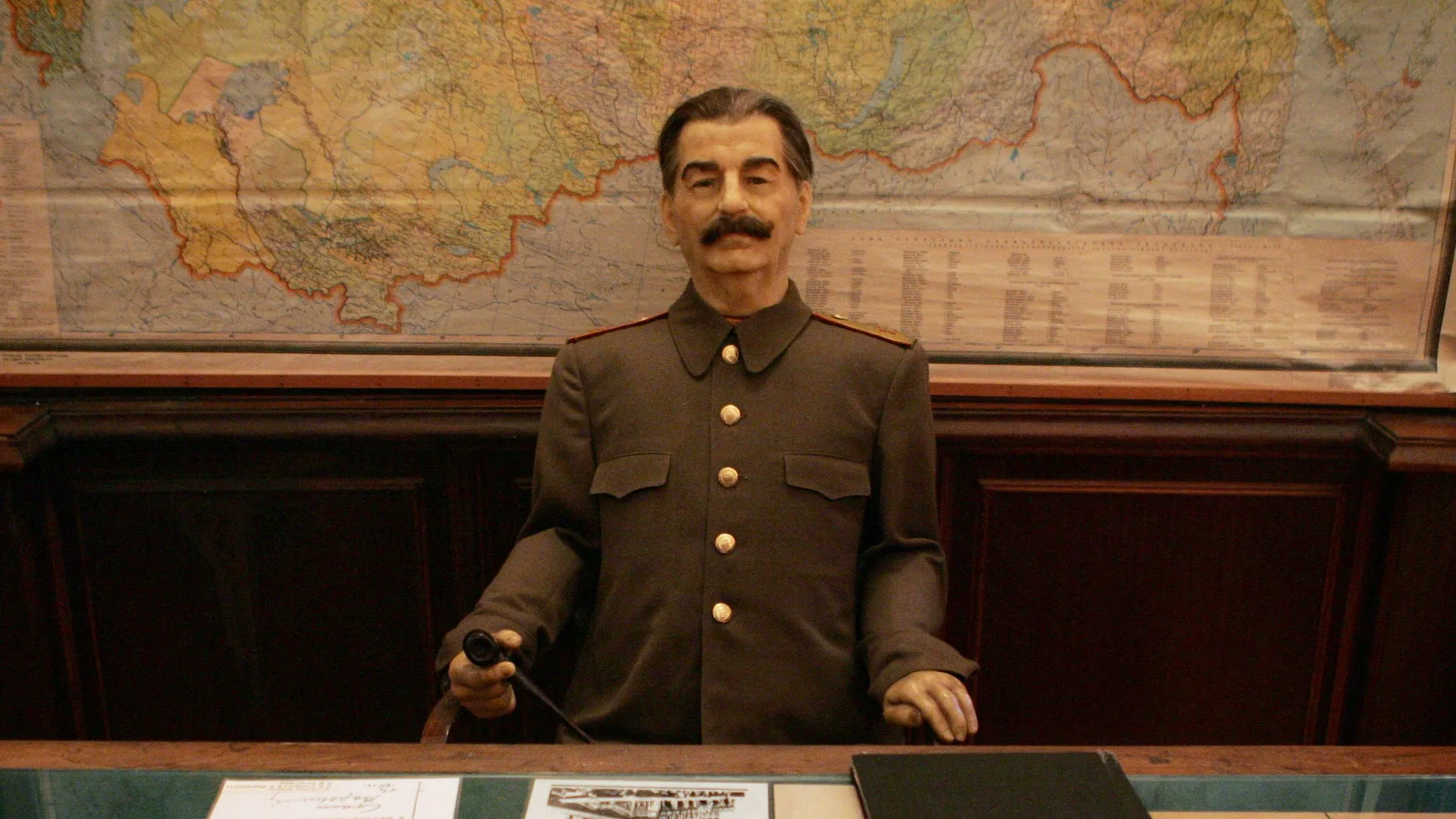 A picture taken 22 January 2007 shows the lifesize wax statue of Soviet dictator Joseph Stalin at the Stalin's museum, best known as Stalin's Villa, in southern Russia's Black Sea resort of Sochi.