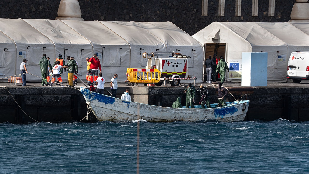Rescatada una patera con 49 inmigrantes cerca de Lanzarote