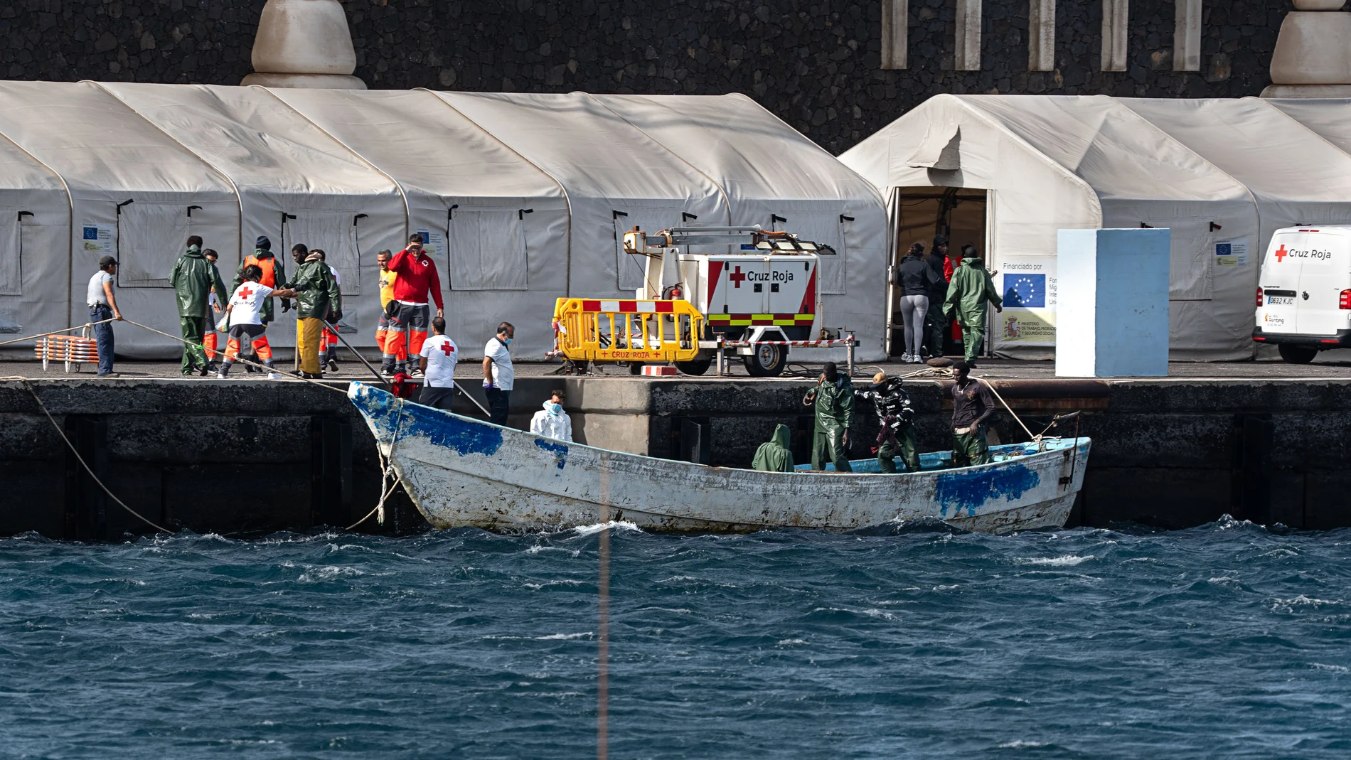 Llegada de un cayuco con migrantes subsaharianos, en el Puerto de La Restinga, a 14 de agosto de 2024, en Ceuta (España).