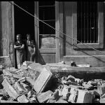 Fotografía de dos mujeres que observan los efectos de un bombardeo en el barrio de la Barceloneta de Barcelona, en 1937