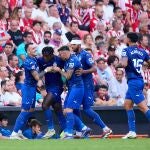Los jugadores del Getafe felicitan a Chrisantus Uche tras su gol en San Mamés