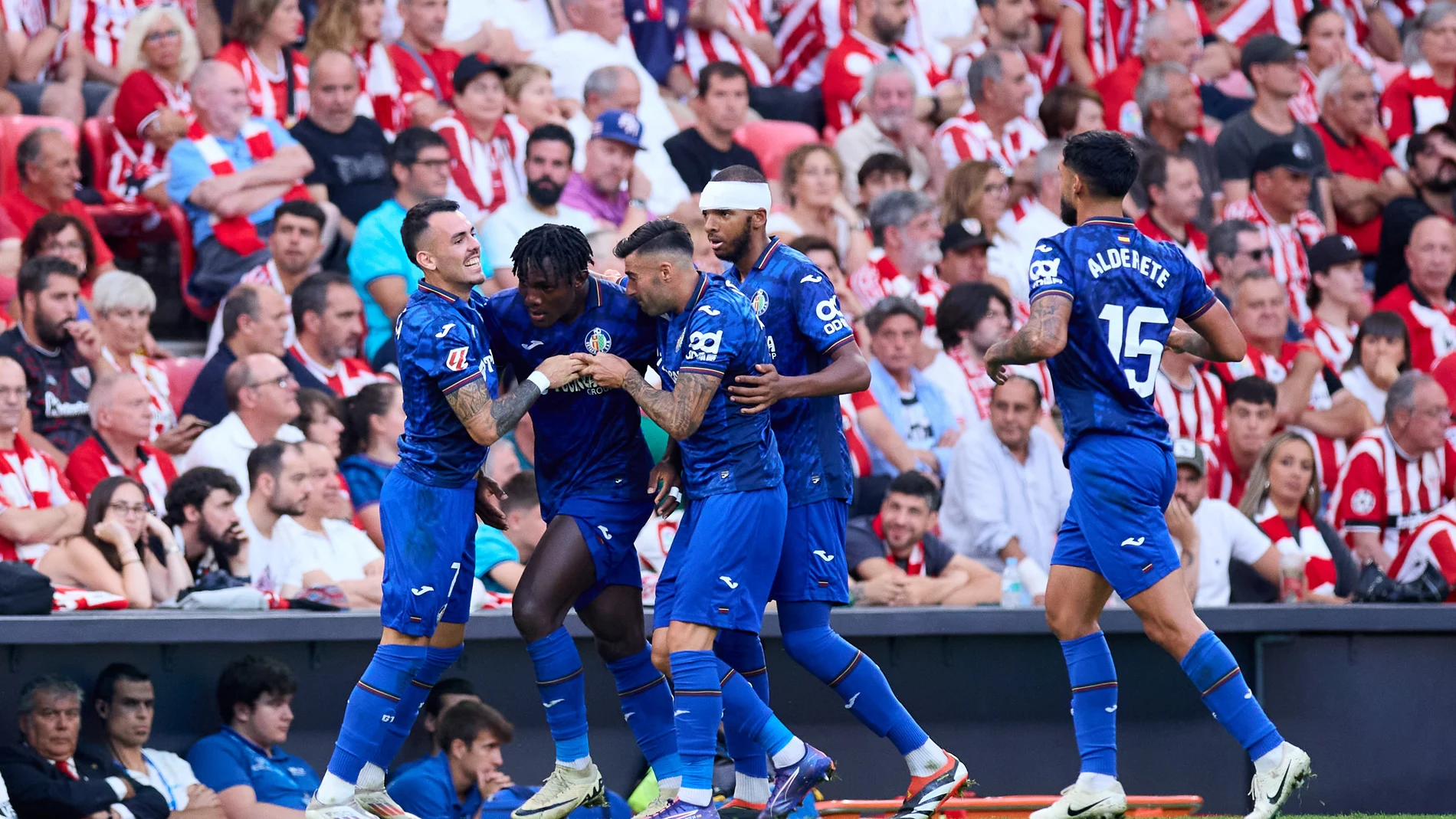Los jugadores del Getafe felicitan a Chrisantus Uche tras su gol en San Mamés