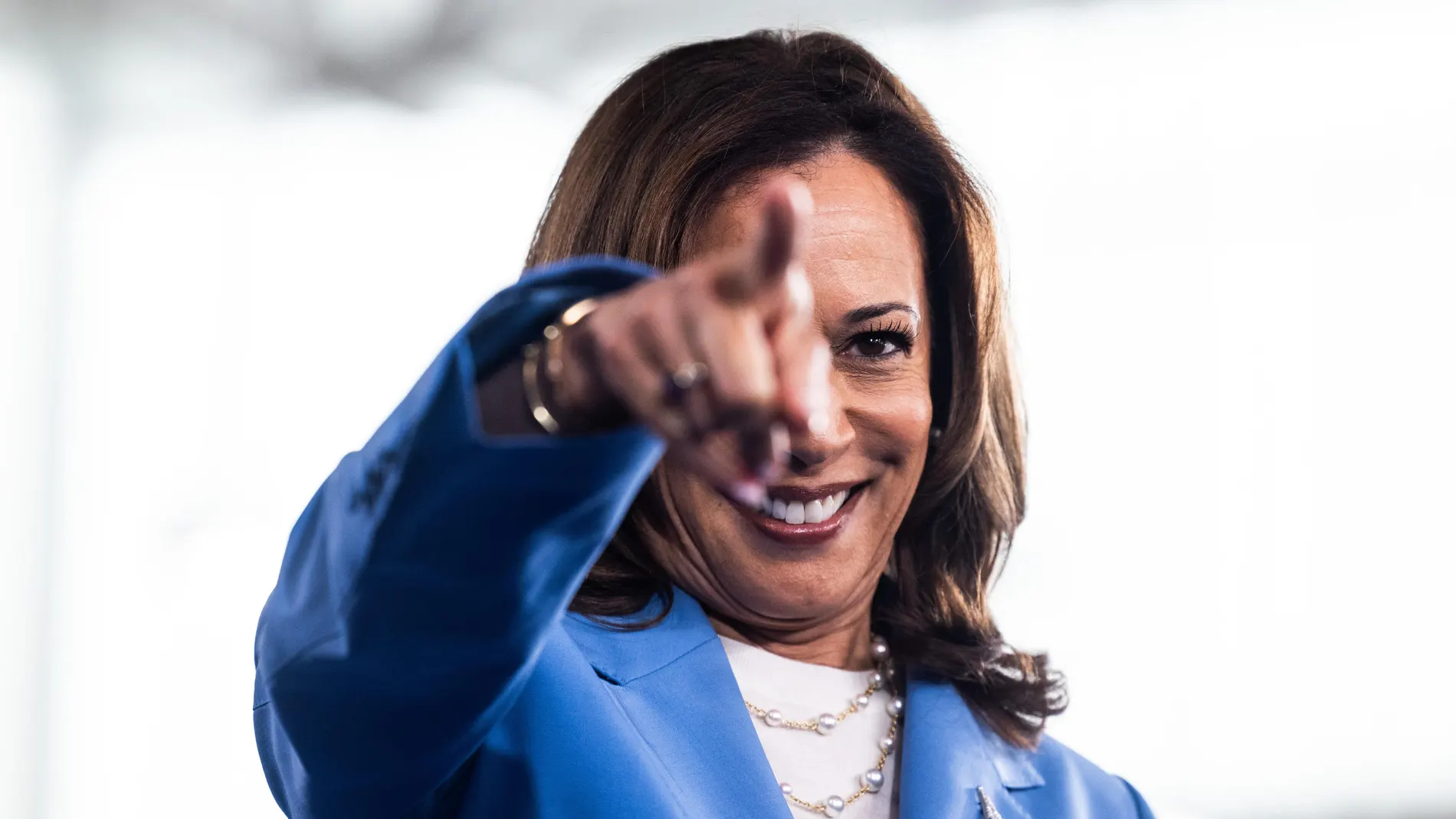 Raleigh (United States), 16/08/2024.- US Vice President Kamala Harris outlines her economic policy in a speech at the Hendrick Center for Automotive Excellence in Raleigh, North Carolina, USA, 16 August 2024. Harris proposed a federal ban on 'corporate price gouging,' as well as new tax breaks for families. It was the first major policy speech of Harris's presidential campaign. EFE/EPA/JIM LO SCALZO