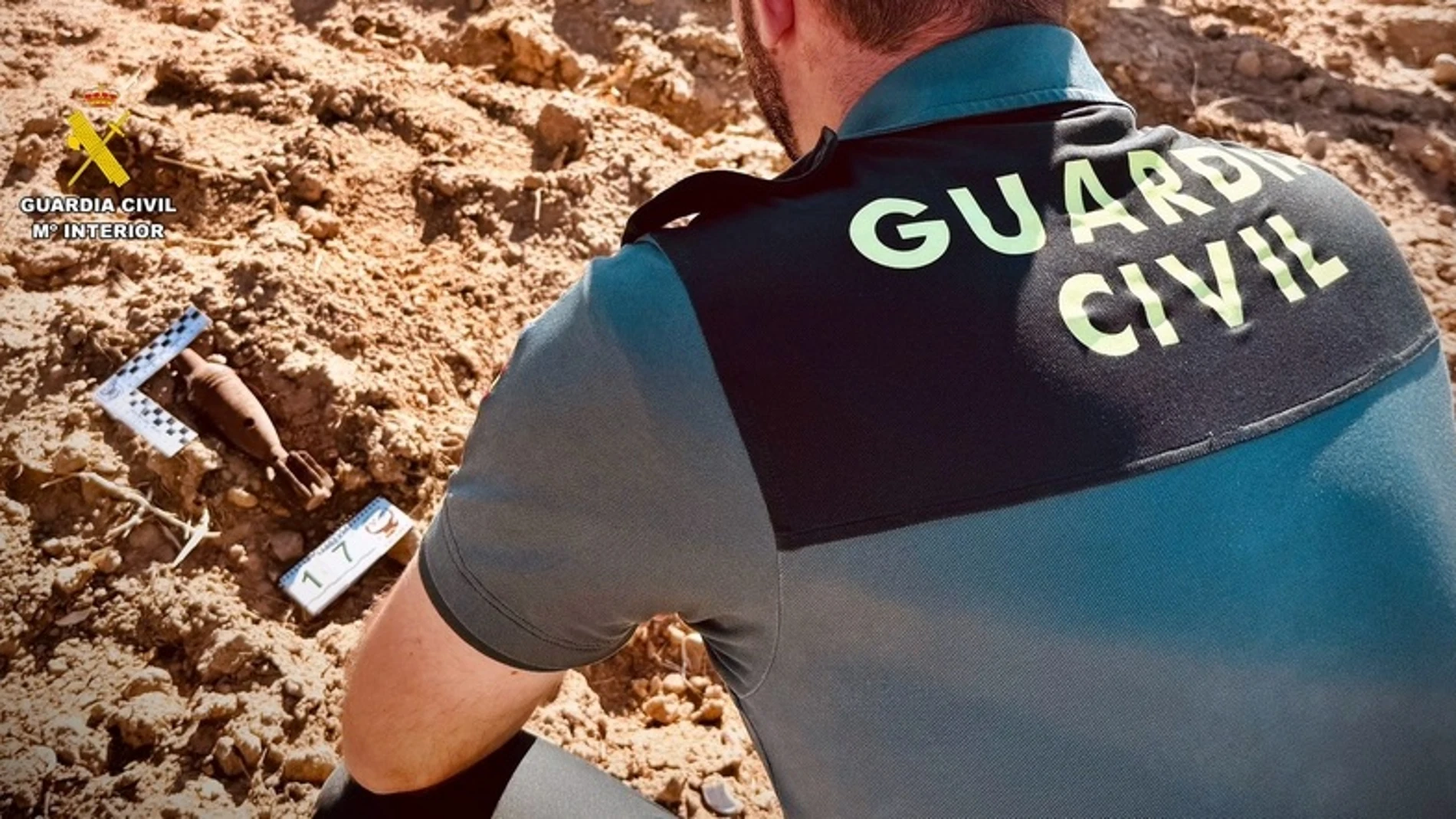Un agente de la Guardia Civil junto a la granada de mortero. GUARDIA CIVIL 16/08/2024