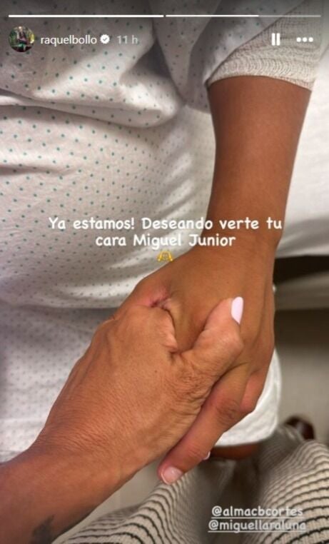 Raquel Bollo no se separa de su hija Alma durante el parto