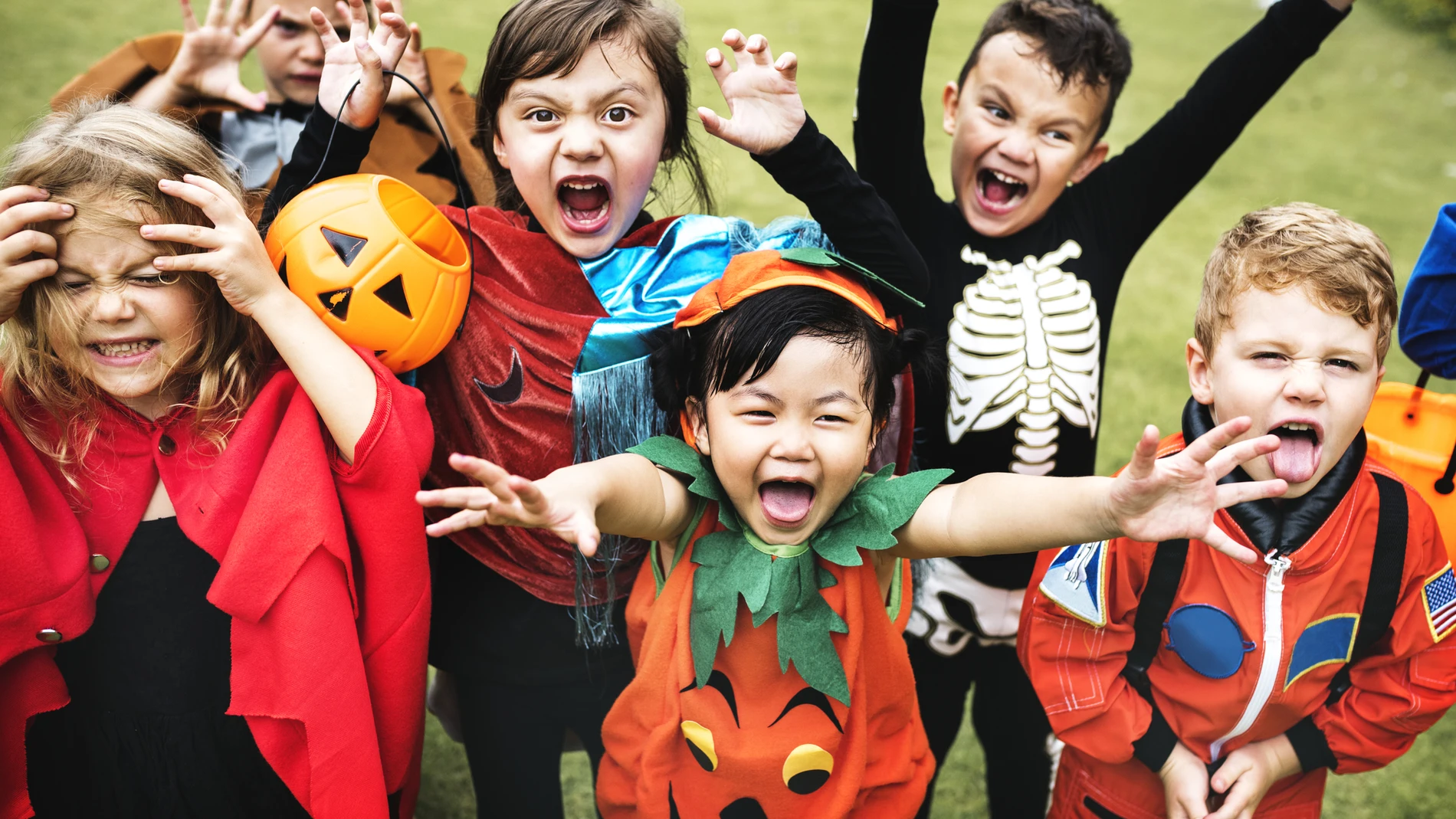 Niños disfrazados celebrando Halloween en Estados Unidos
