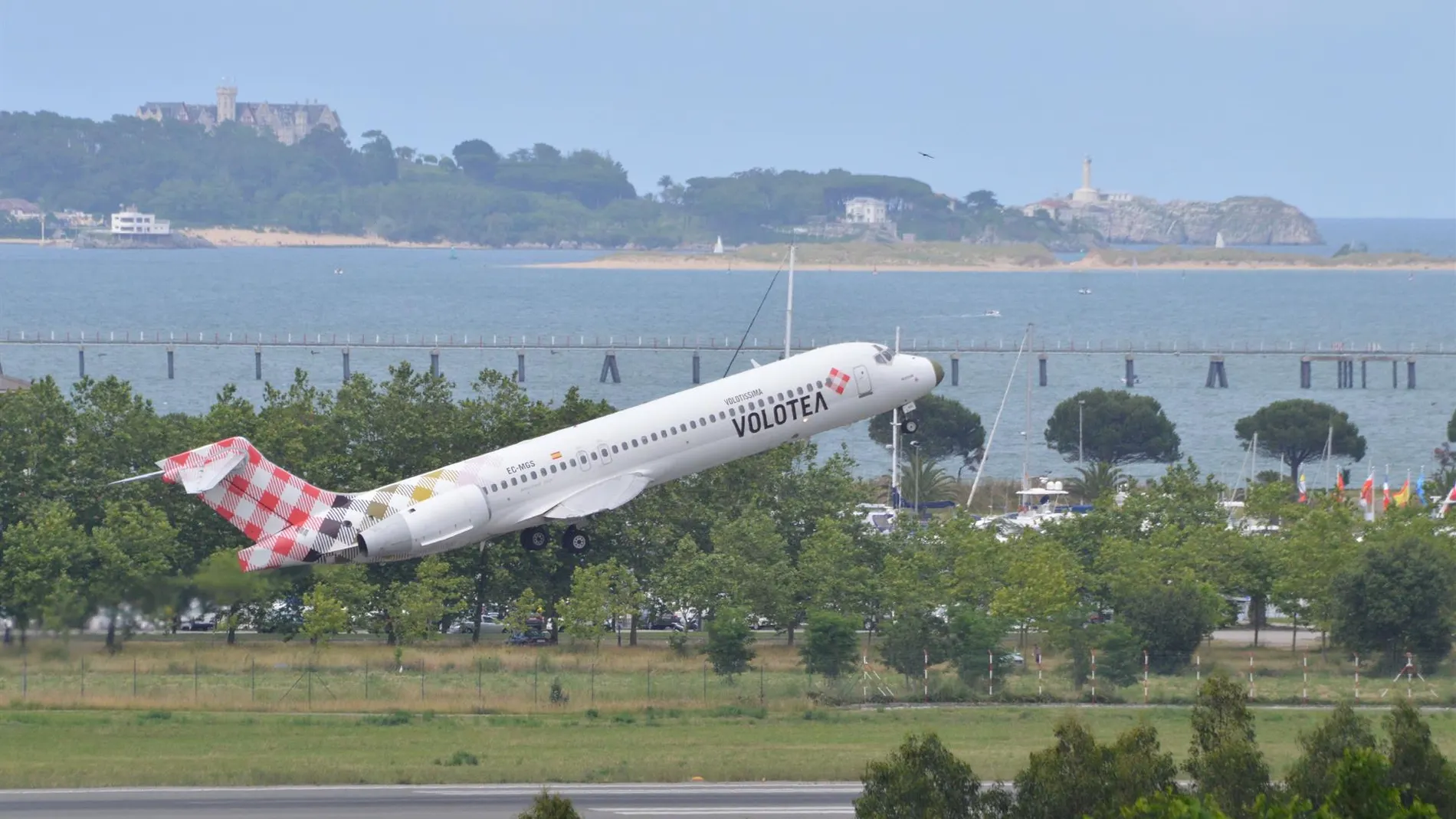 Cancelados de madrugada los vuelos de Volotea que unen Santander y Murcia por problemas con la DANA en Baleares