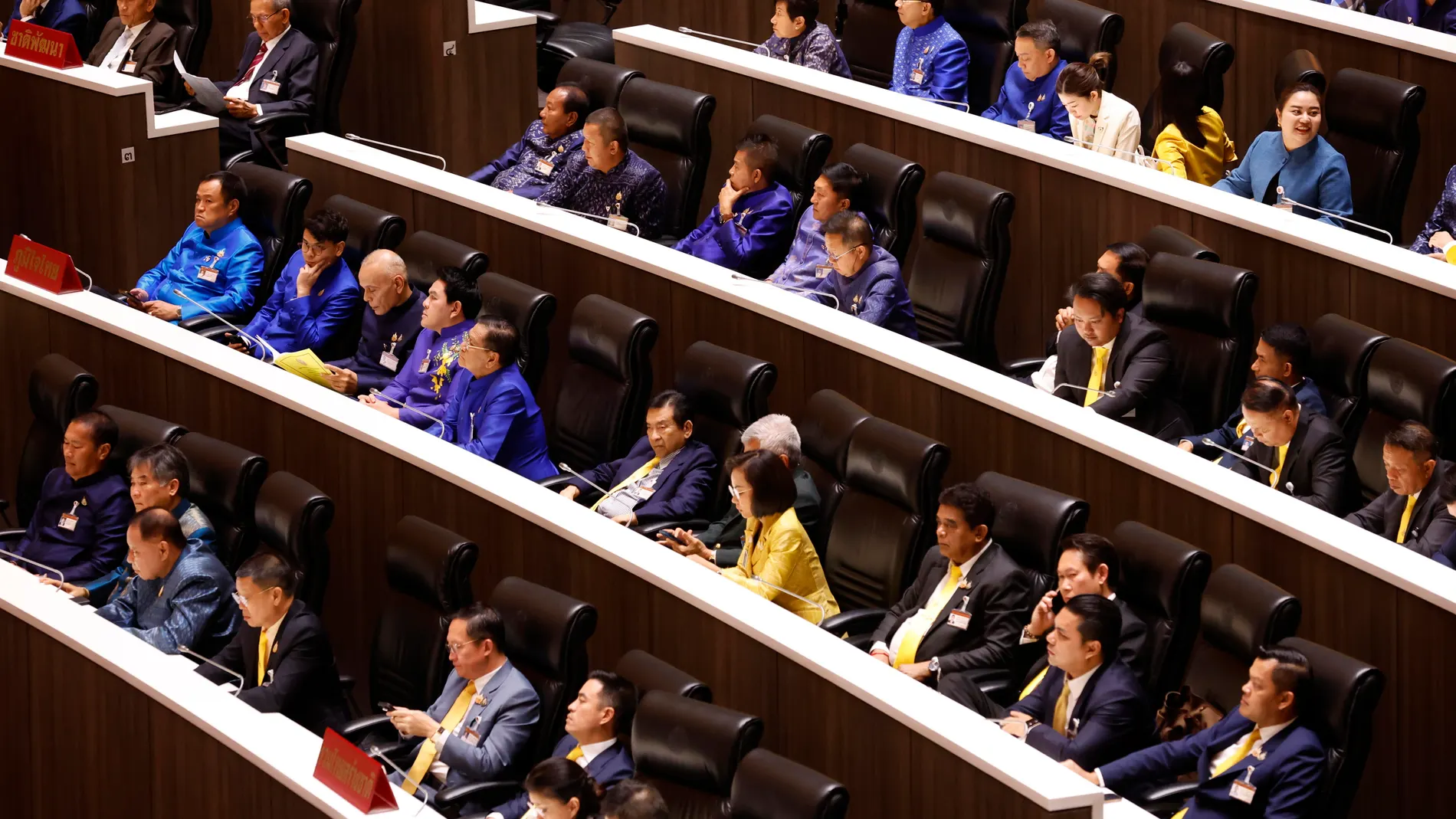 Bangkok (Thailand), 16/08/2024.- Thai MPs take part in a session to vote for the new prime minister at the Parliament building in Bangkok, Thailand, 16 August 2024. The ruling Pheu Thai Party's leader Paetongtarn Shinawatra, the youngest daughter of ousted former premier Thaksin Shinawatra, succeeded in the parliamentary vote to become Thailand's 31st and youngest ever prime minister. (Tailandia) EFE/EPA/NARONG SANGNAK