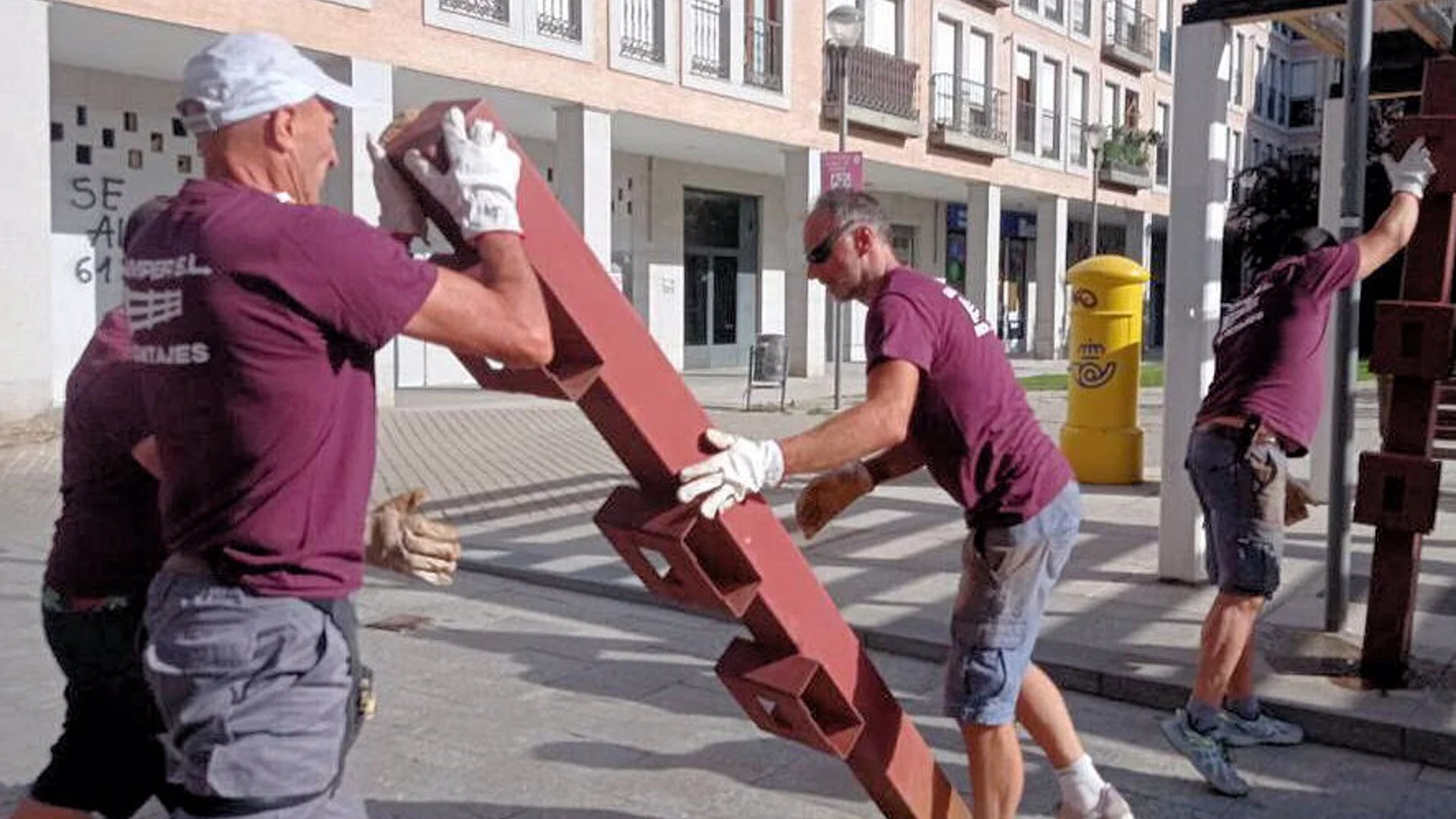 MADRID.-S.S. de los Reyes.- Comienzan a montarse las talanqueras para los encierros de las fiestas de finales de mes