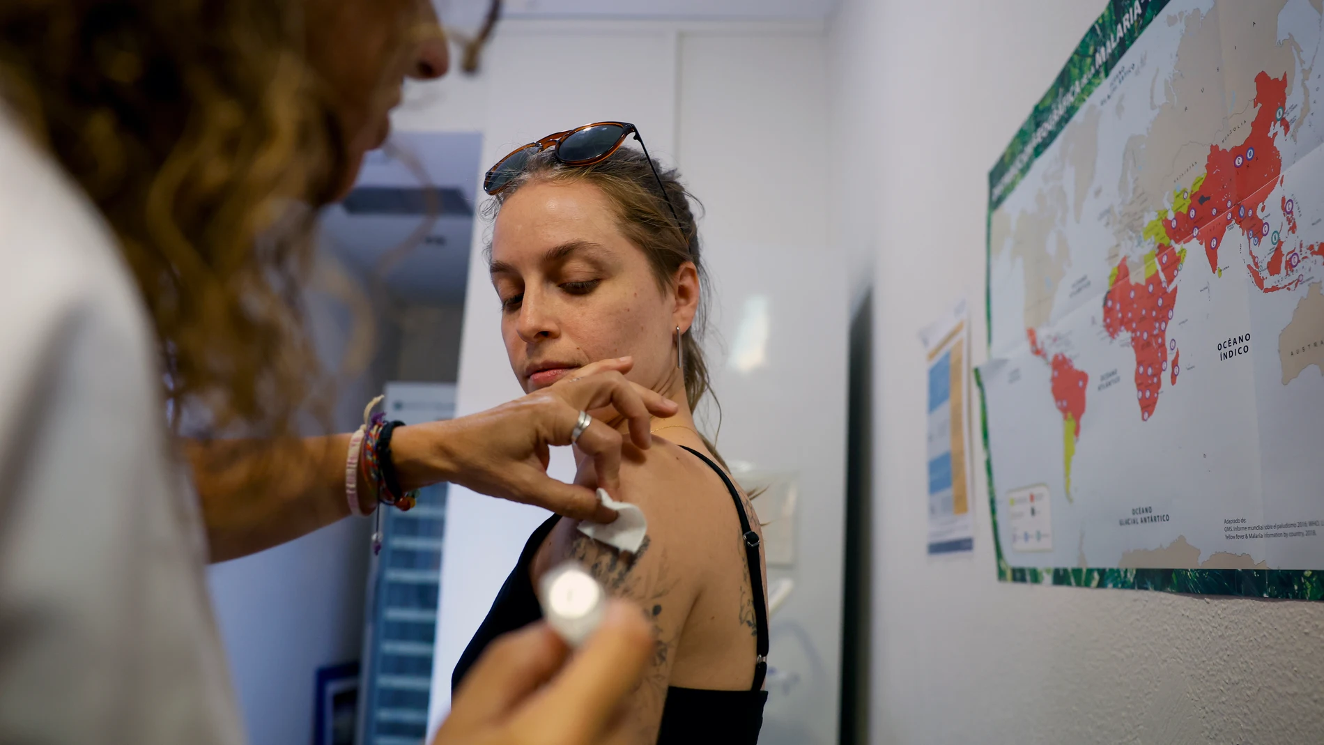 MADRID, 16/08/2024.- Una mujer recibe una dosis de una vacuna este viernes en el centro de vacunación internacional de Madrid Salud. EFE/ Mariscal