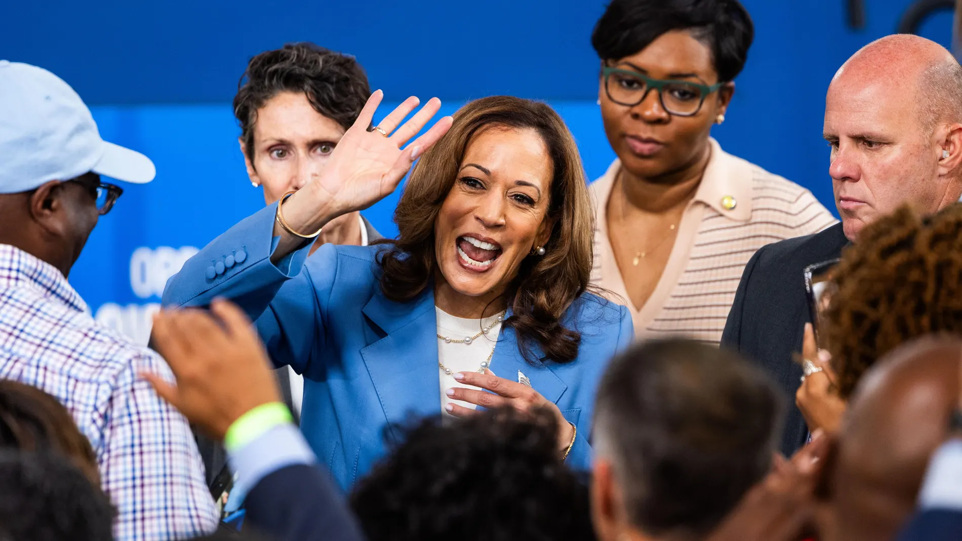 Raleigh (United States), 16/08/2024.- US Vice President Kamala Harris greets supporters after outlining her economic policy in a speech at the Hendrick Center for Automotive Excellence in Raleigh, North Carolina, USA, 16 August 2024. Harris proposed a federal ban on 'corporate price gouging,' as well as new tax breaks for families. It was the first major policy speech of Harris's presidential campaign. EFE/EPA/JIM LO SCALZO