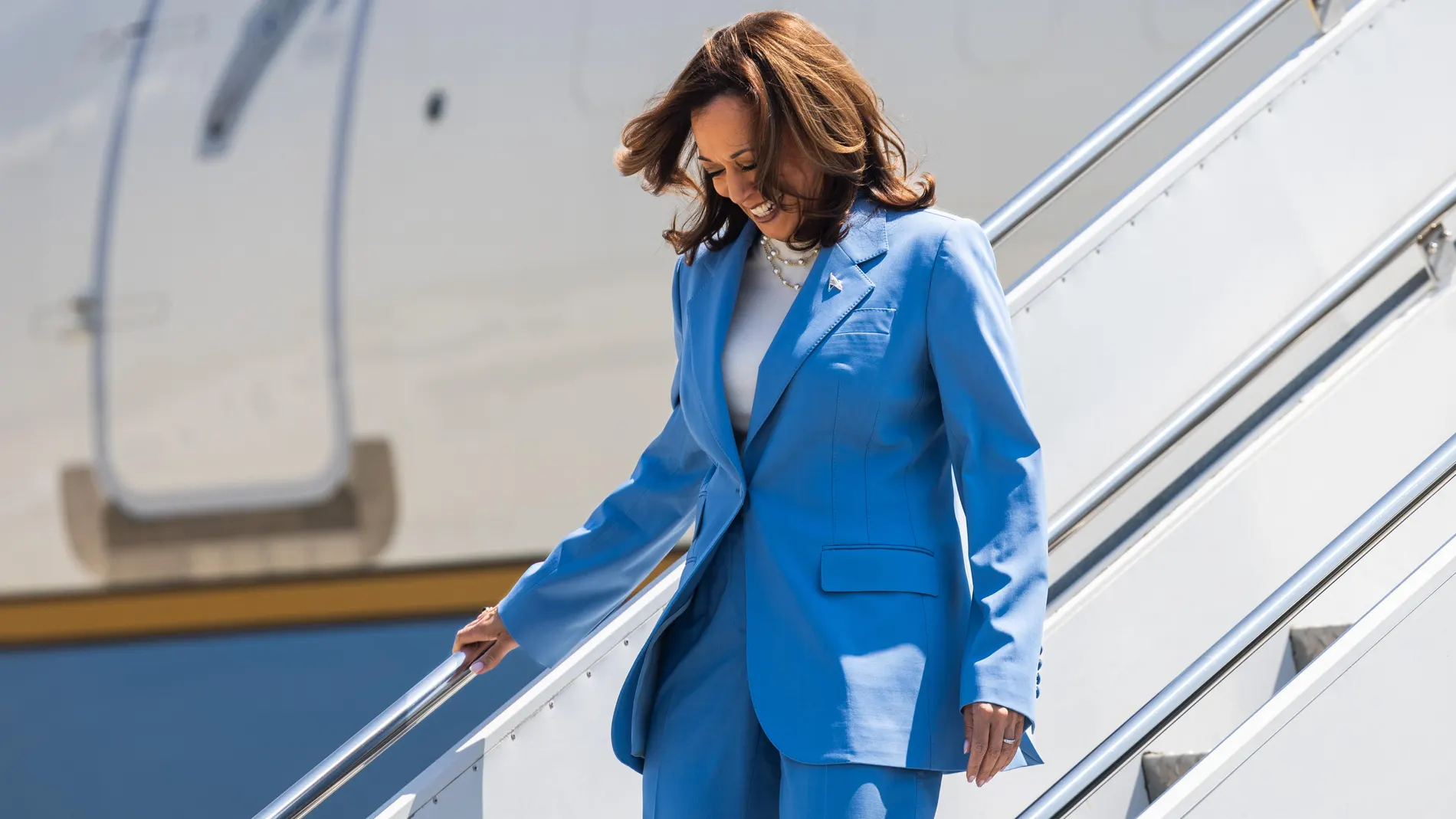 Raleigh (United States), 16/08/2024.- US Vice President Kamala Harris arrives at the Raleigh airport ahead of her economic policy speech at the Hendrick Center for Automotive Excellence in Raleigh, North Carolina, USA, 16 August 2024. Harris is expected to propose a federal ban on 'Äòcorporate price gouging,'Äô as well as new tax breaks for families. It will be the first major policy speech of Harris'Äôs presidential campaign. EFE/EPA/JIM LO SCALZO