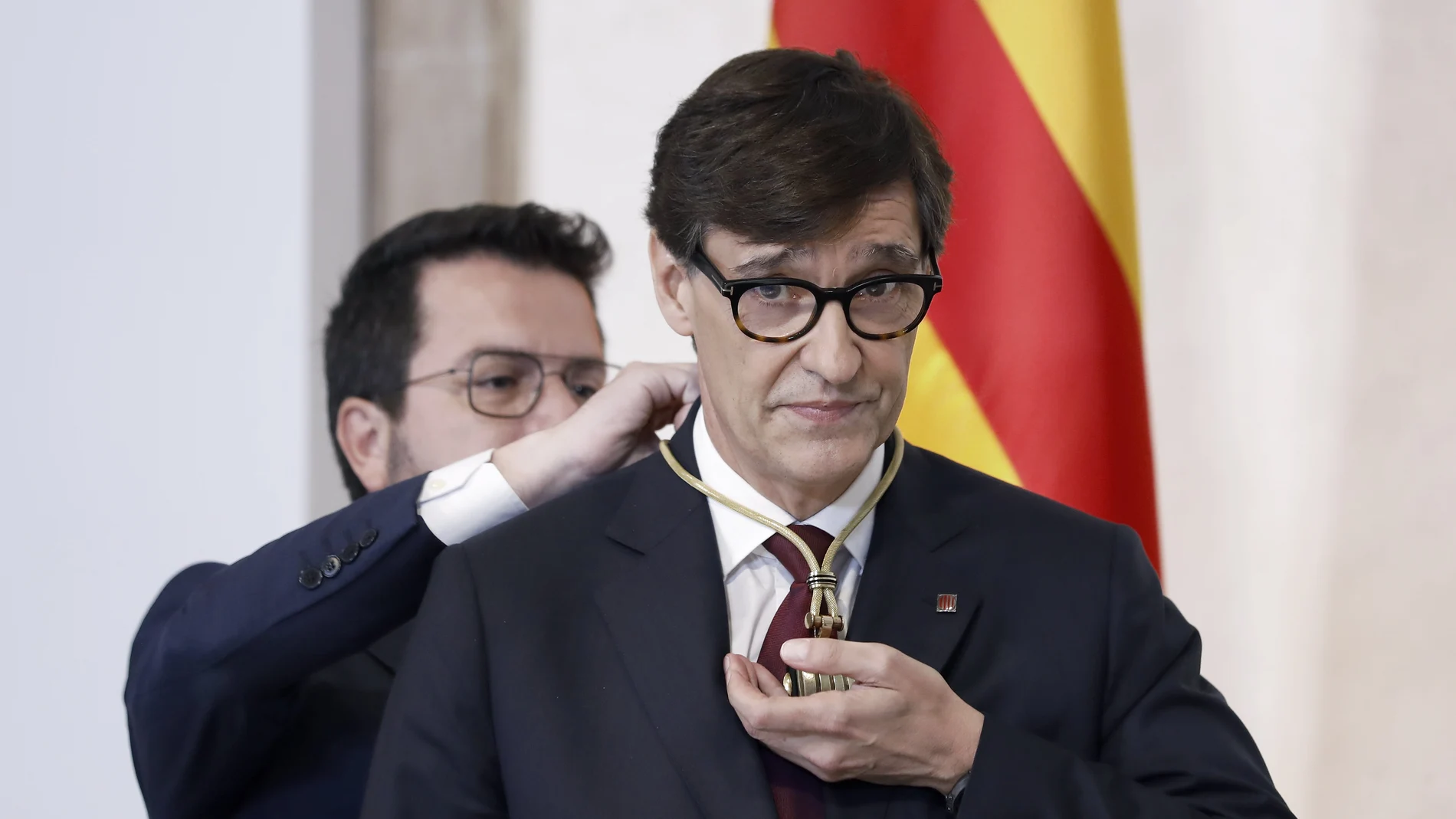 El presidente electo de la Generalitat, Salvador Illa (d), y el expresidente, Pere Aragones, durante el acto de toma posesión de Illa este sábado en Barcelona. Illa fue investido el pasado jueves, fecha en la que el expresidente catalán Carles Puigdemont hizo una fugaz irrupción en la capital catalana tras la que huyó para eludir su detención. Puigdemont asegura encontrarse ya de regreso a Waterloo (Bélgica).