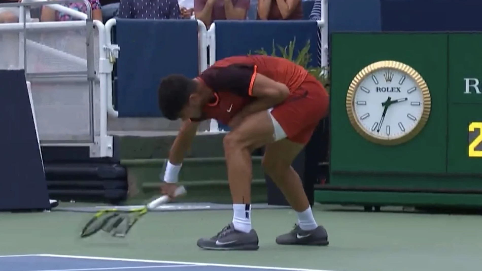 Alcaraz destroza una raqueta por la impotencia ante Monfils