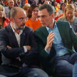  El Presidente del Gobierno, Pedro Sánchez, y el presidente del gobierno de Aragón, Javier Lamban (i), participan en un acto de campaña, en Zaragoza. 